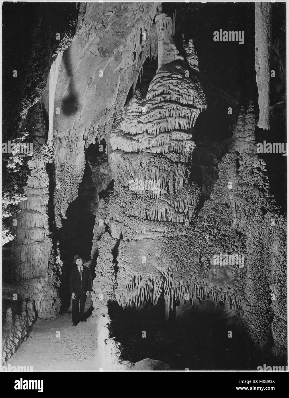 Percorso e formazioni rocciose uomo su 'Percorso di formazione di grandi dimensioni presso la "Sala dei Giganti" a Carlsbad Cavern " Parco nazionale di Carlsbad Cavern' Nuovo Messico. (Orientamento verticale) 1933 - 1942 Foto Stock