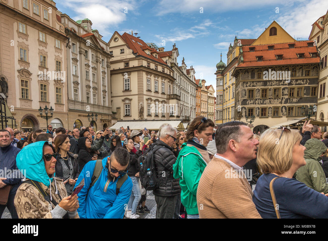 Folle di visitatori e turisti si riuniscono di fronte all'Orologio Astronomico di Praga per godere di un affascinante prestazioni meccaniche sull'ora Foto Stock