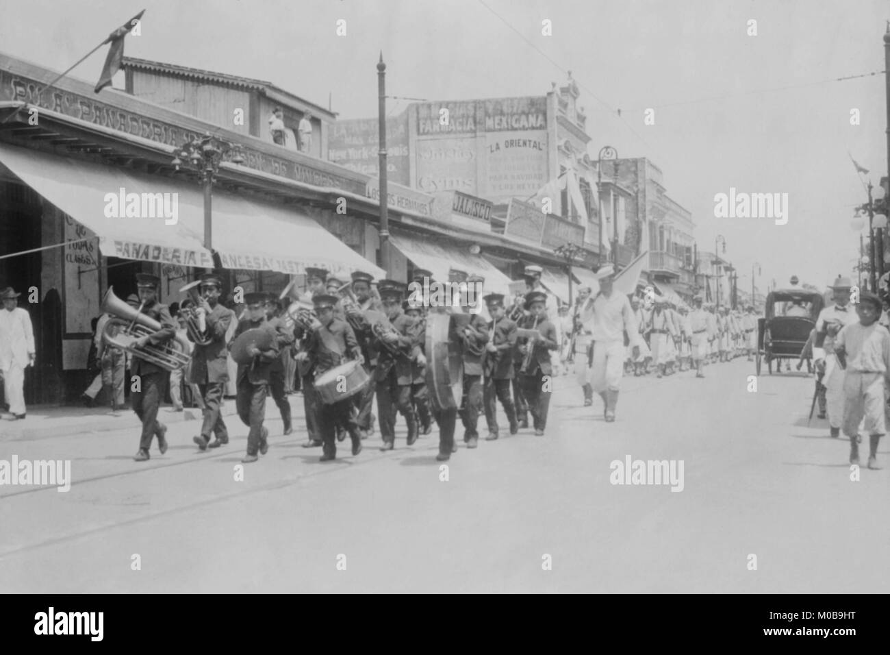 Mexican Band suona strumenti nella parte anteriore del Marching colonne di U.S. I marinai della marina militare Foto Stock