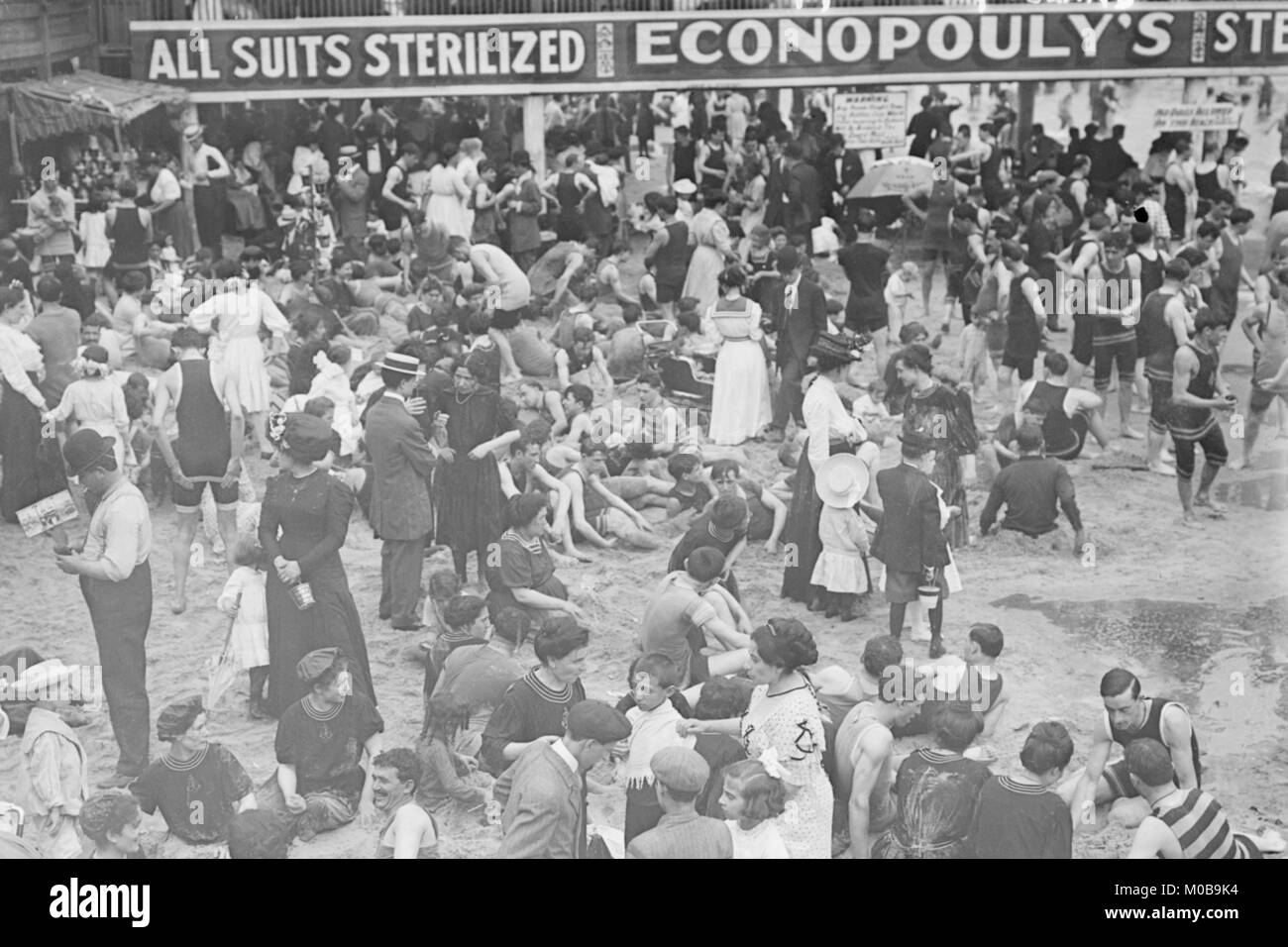 Costumi da bagno possono essere sterilizzate a Coney Island Beach in New York Foto Stock