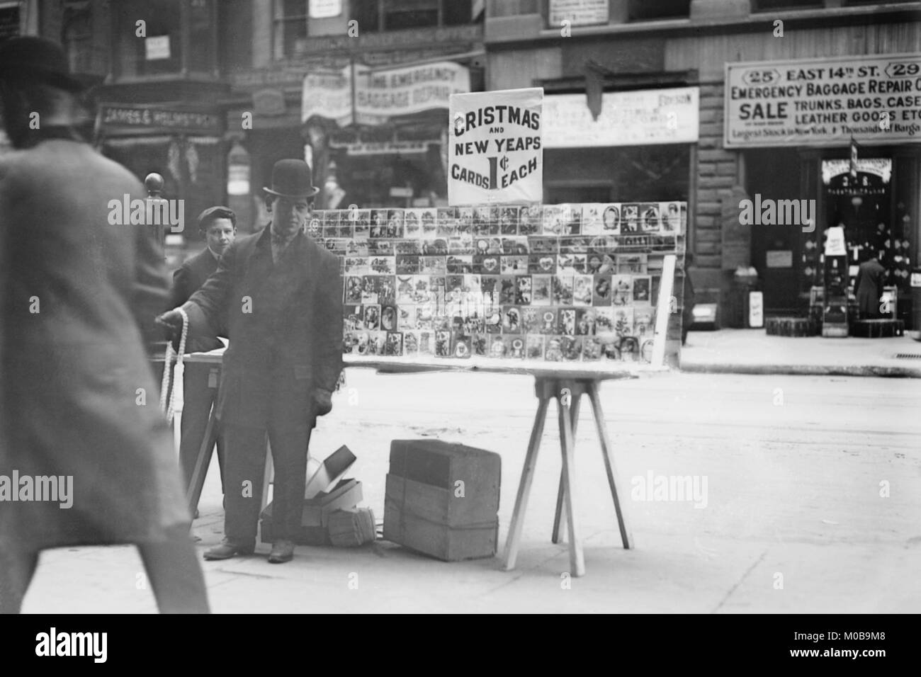 Venditore ambulante vende il Natale e il Nuovo Anno Carte di New York Street Foto Stock