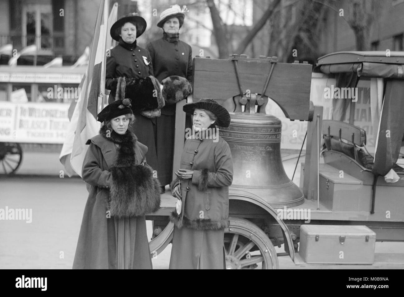 Suffragettes Sport una replica del Liberty Bell Foto Stock