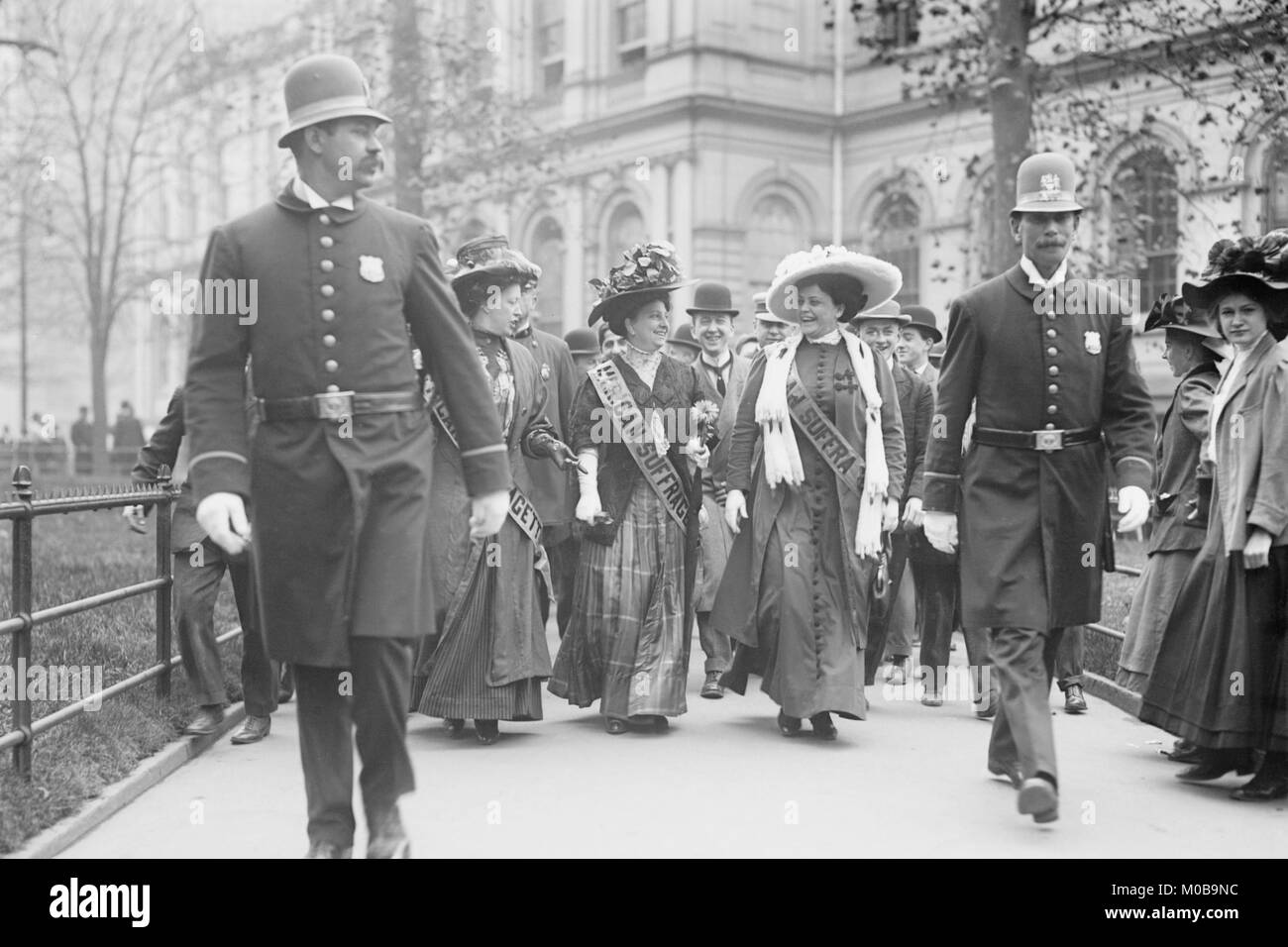 Suffragettes, preceduto da poliziotti, lasciando City Hall di New York Foto Stock