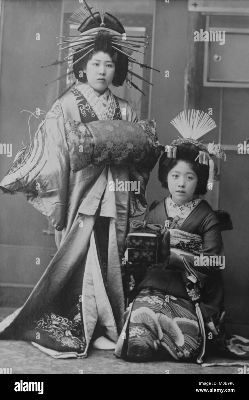 Due giovani belle geishe giapponesi Foto Stock