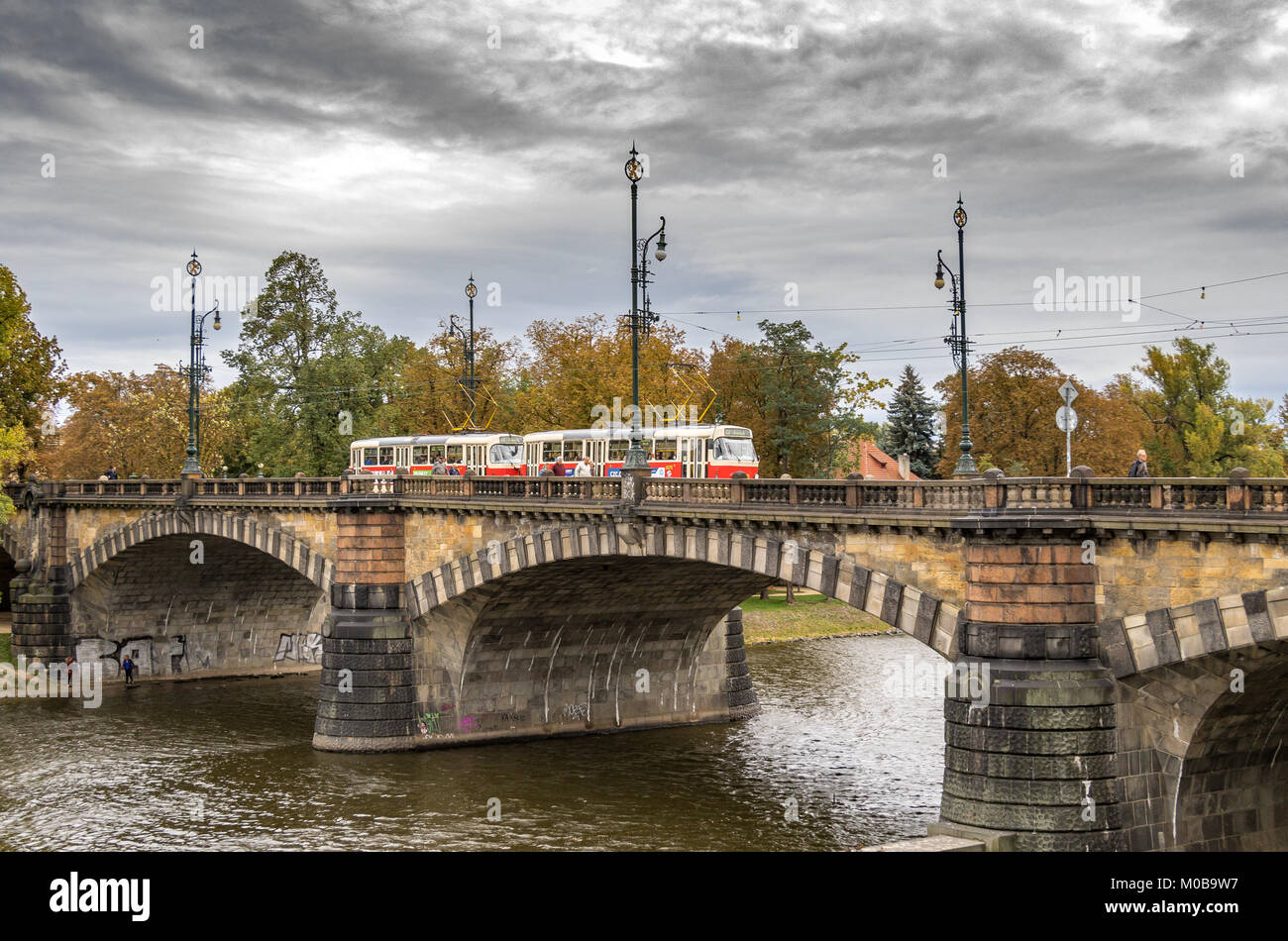 Un tram Tatra T3 che attraversa il ponte della Legione sul fiume Moldava a Praga, Repubblica Ceca Foto Stock