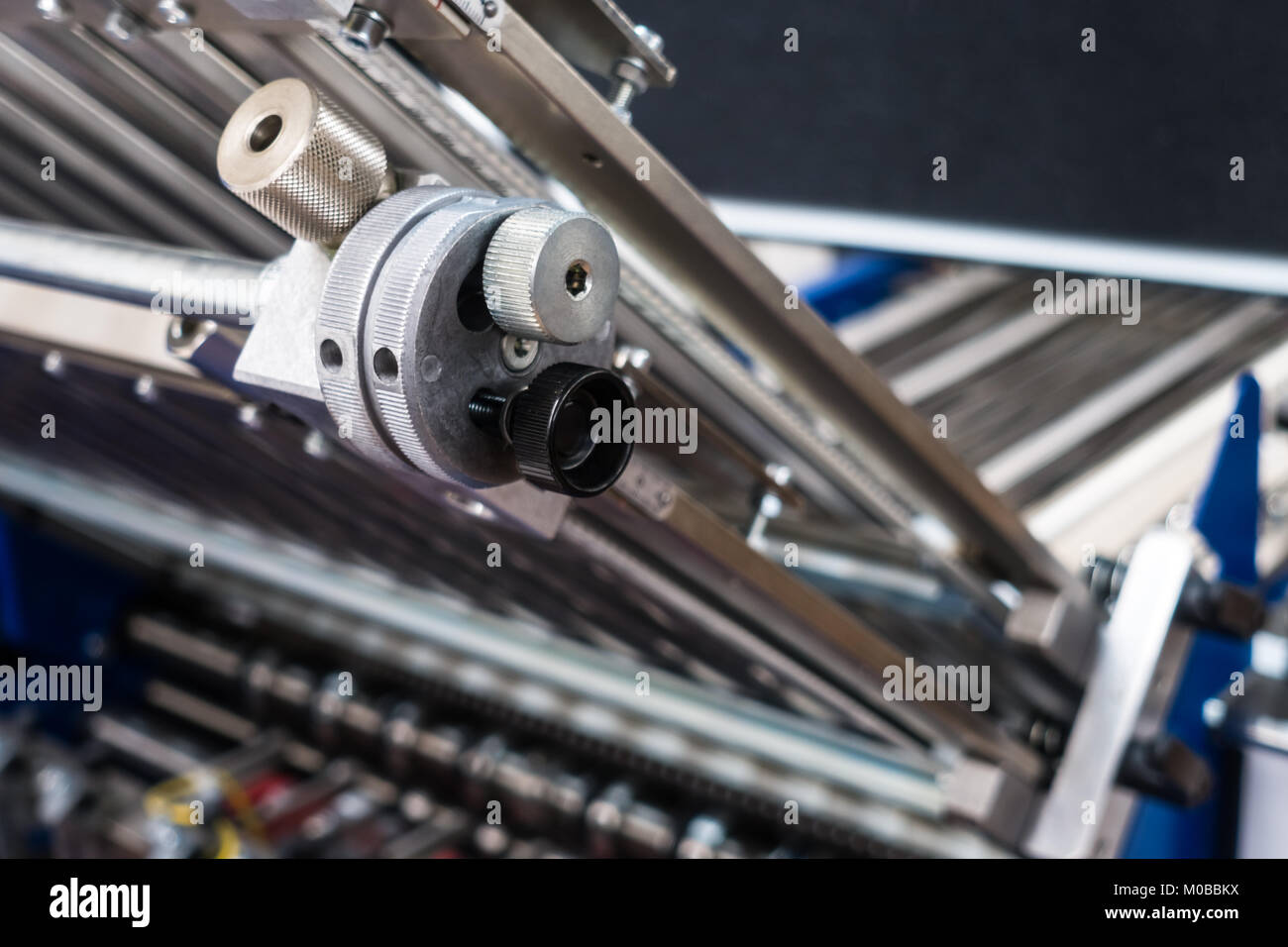 La macchina piegatrice di misurazione ruota di regolazione industriale carta  Appliance Post premere Foto stock - Alamy