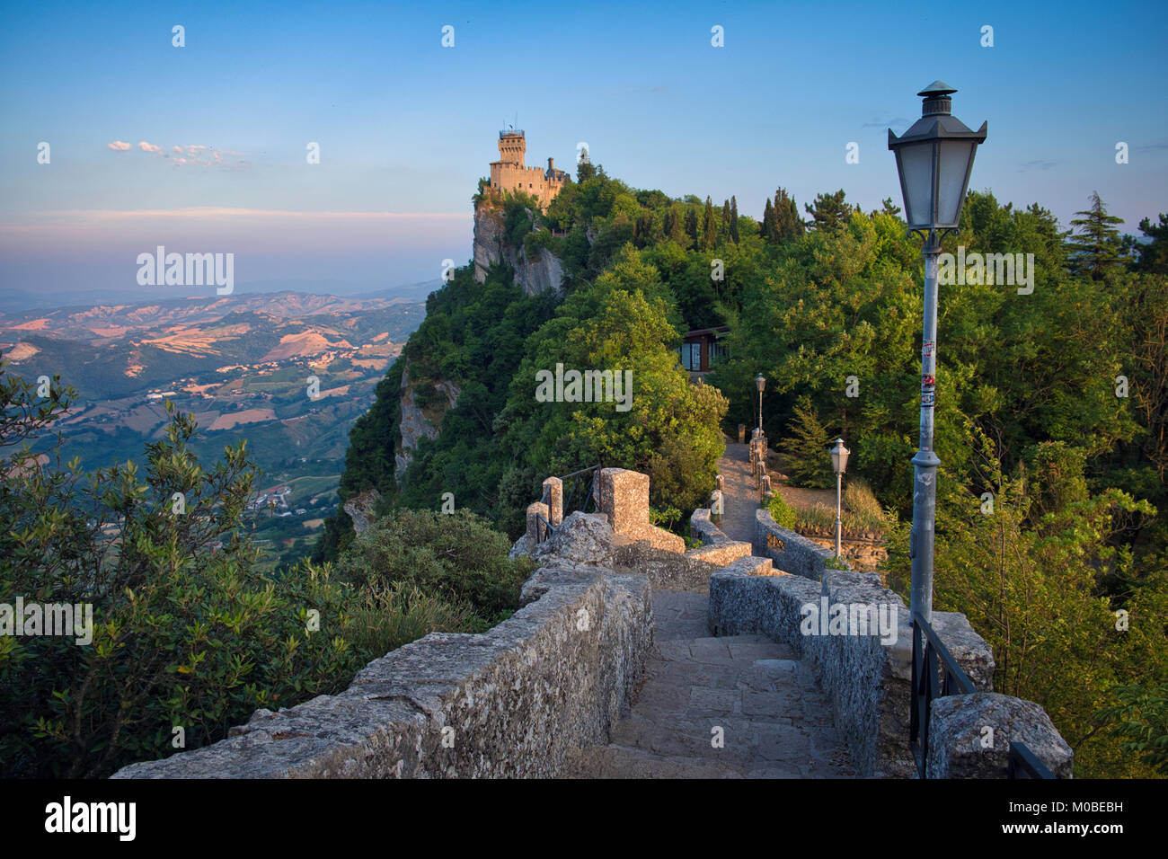 Foto di San Marino la capitale al tempo sunser Foto Stock