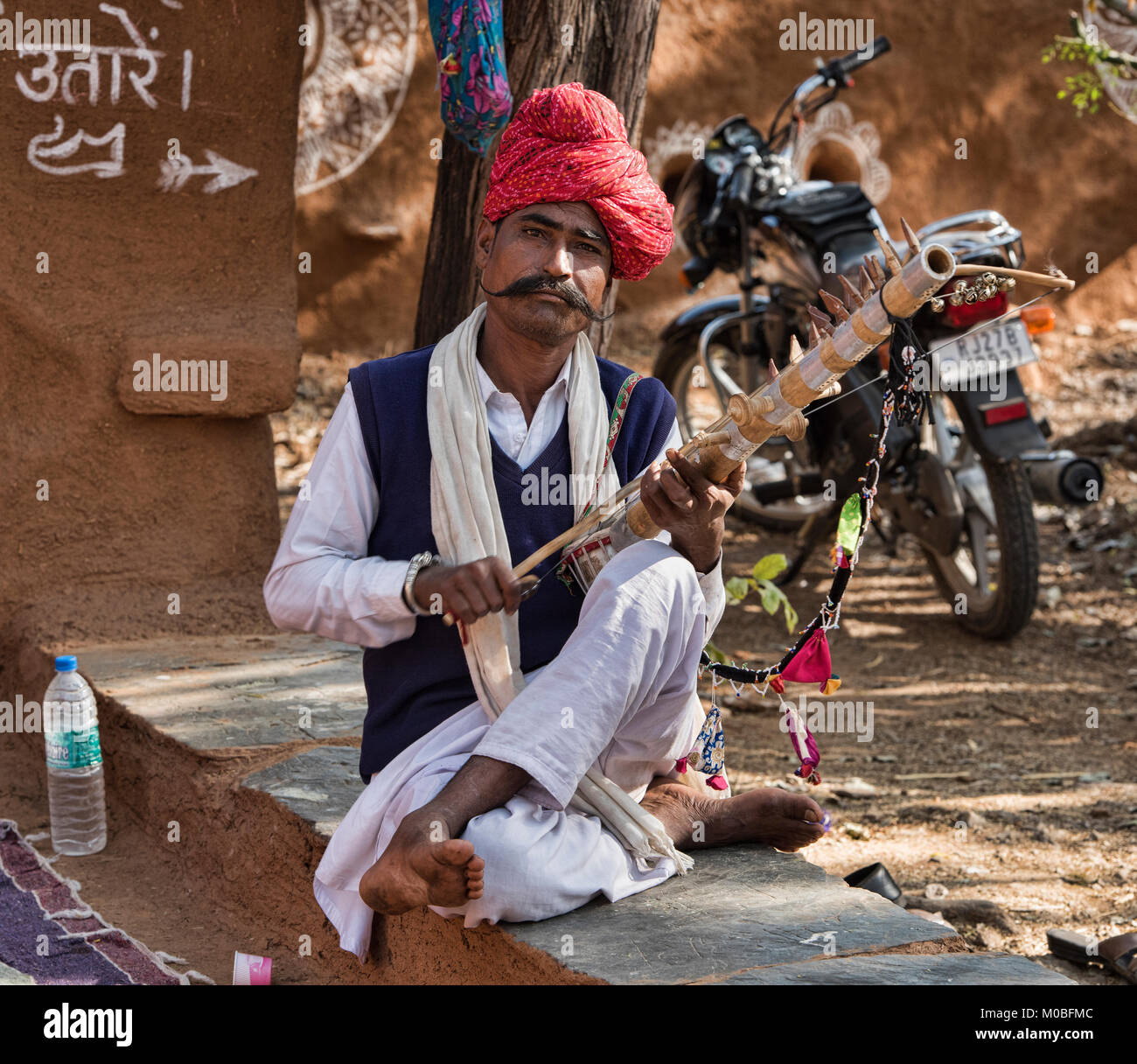 Musicista di Rajasthani a giocare il suo Ravanahatha, Udaipur, India Foto Stock