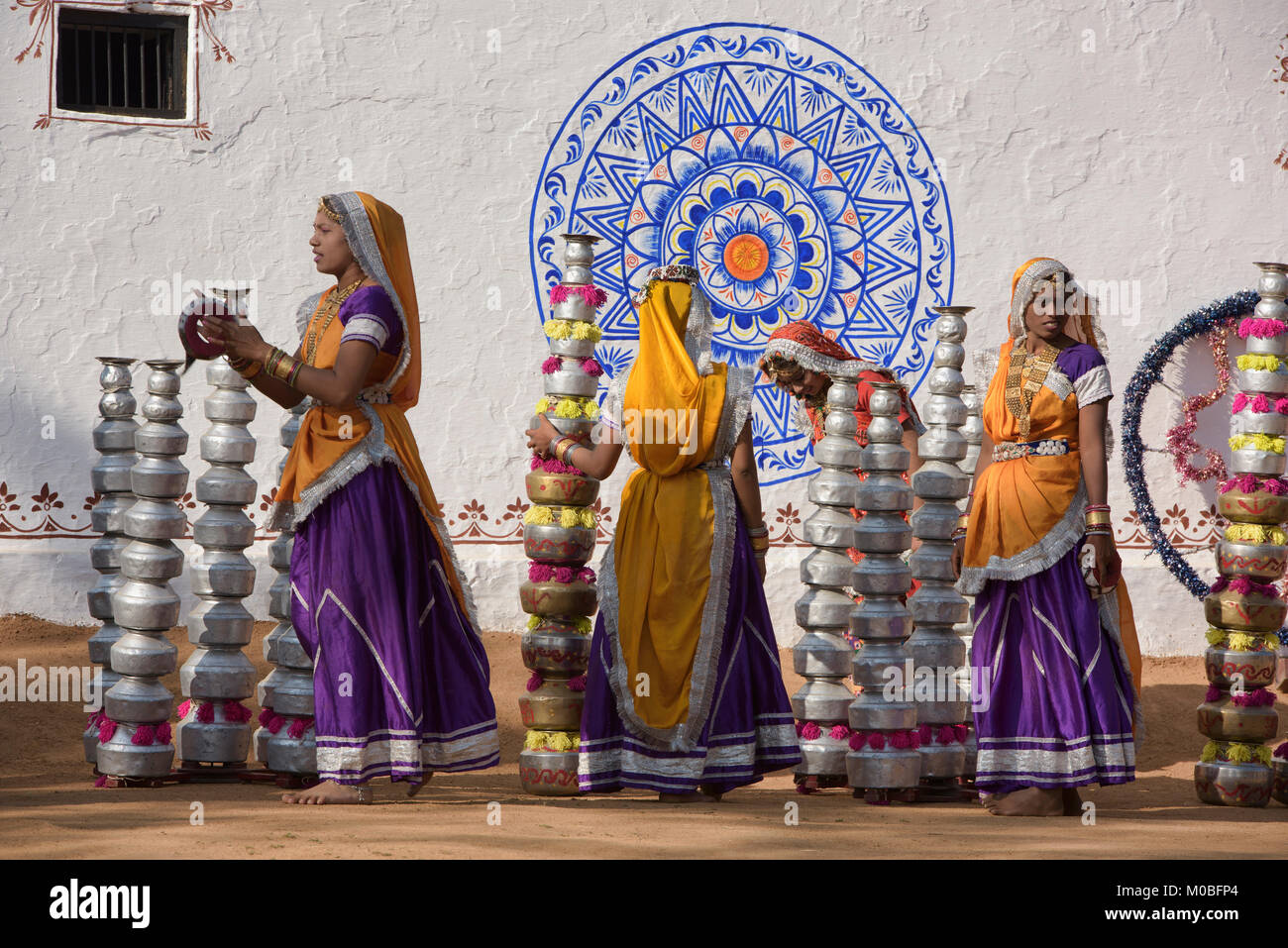 Preparare le donne ad eseguire la pentola Bhavai danza dal Rajasthan e Gujarat, celebrando la donna gli sforzi per portare acqua nel deserto, Udaipur, Rajasthan Foto Stock