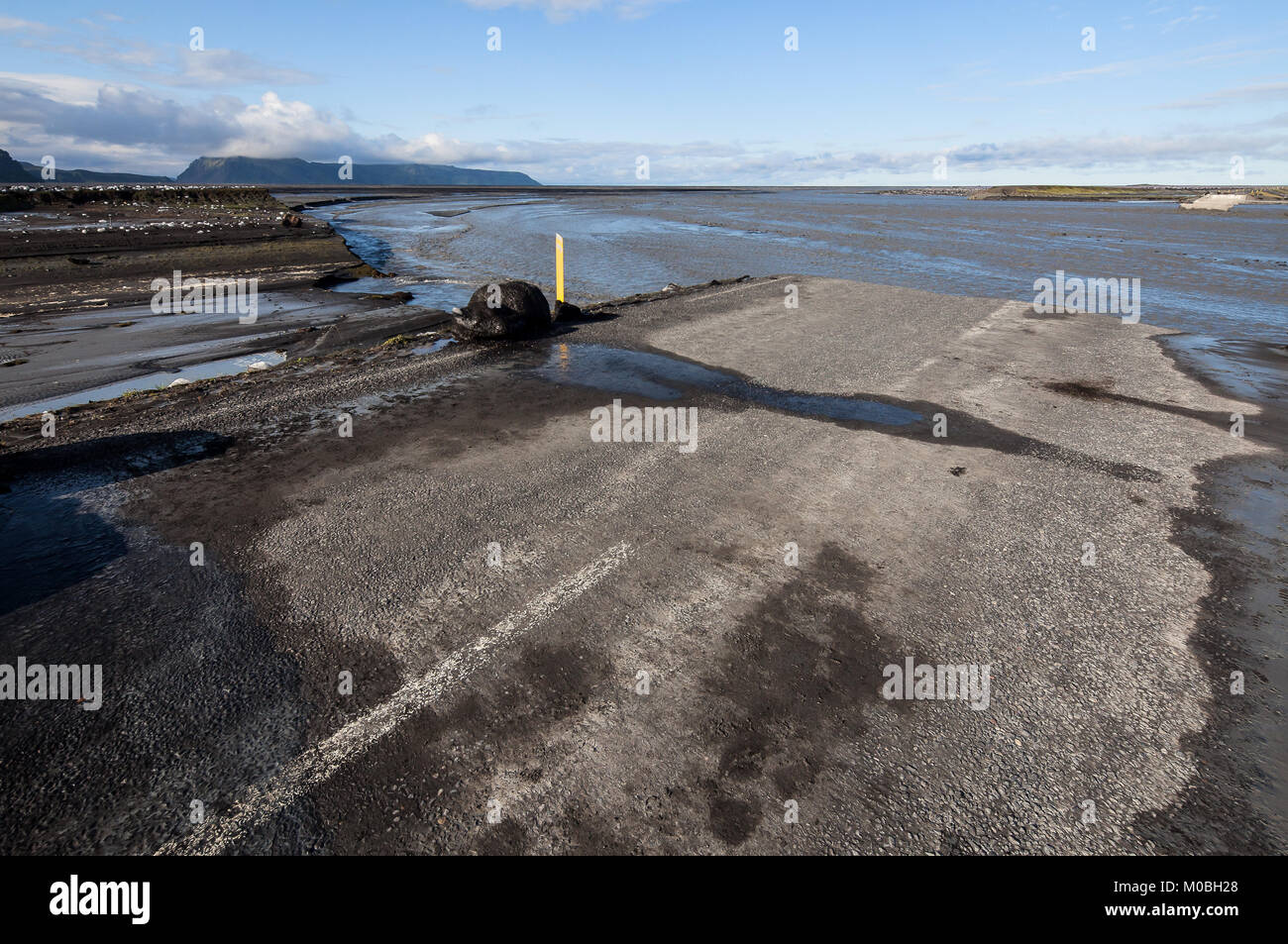 Strada lavato dopo l eruzione del vulcano Katla. Katla è situato sotto il ghiacciaio Mýrdalsjökull icecap, Islanda. Foto Stock