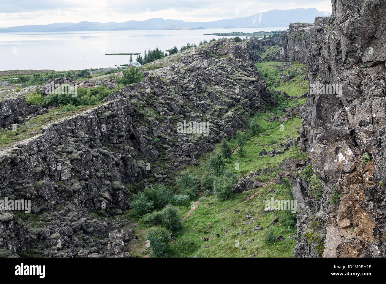 Thingvellir, Islanda - la frattura tra europei e nord americani placche continentali. Foto Stock