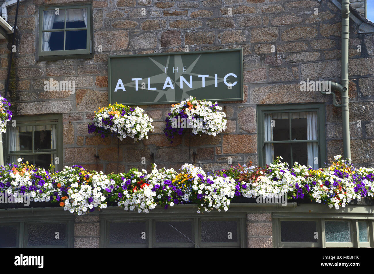 Colorati appesi cesti e scatole di finestra al di fuori del Atlantic Hotel ,Hugh Town, St Marys isola, isole Scilly, Inghilterra, Cornwall, Regno Unito. Foto Stock