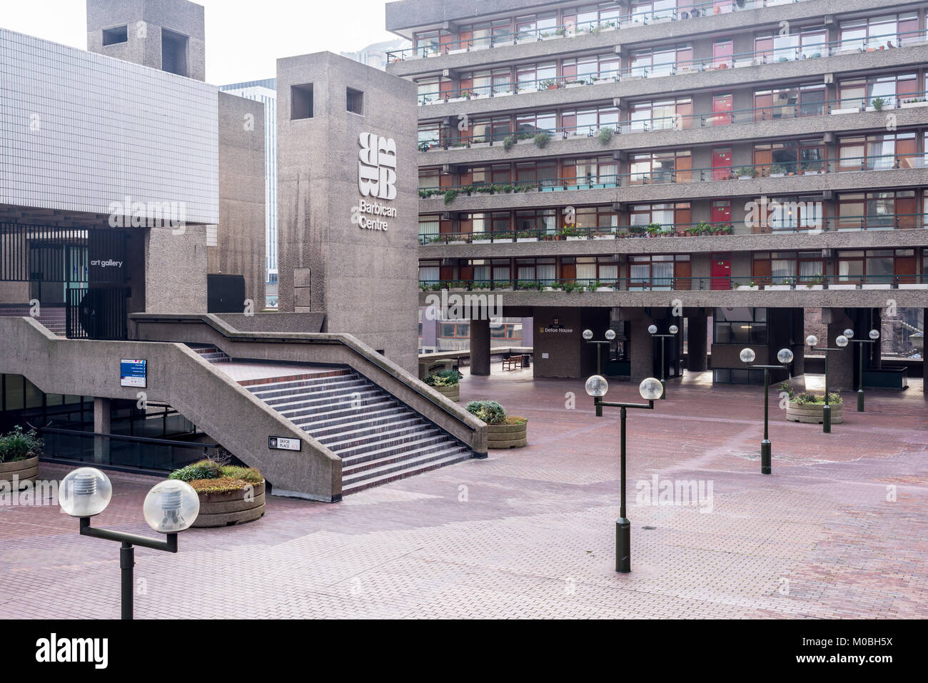 London, Regno Unito - Gennaio 2018. Il Barbican Centre di Londra, UK.Il Barbican, con la sua riconoscibile Brutalist architecture è una delle principali attrazioni culturali c Foto Stock