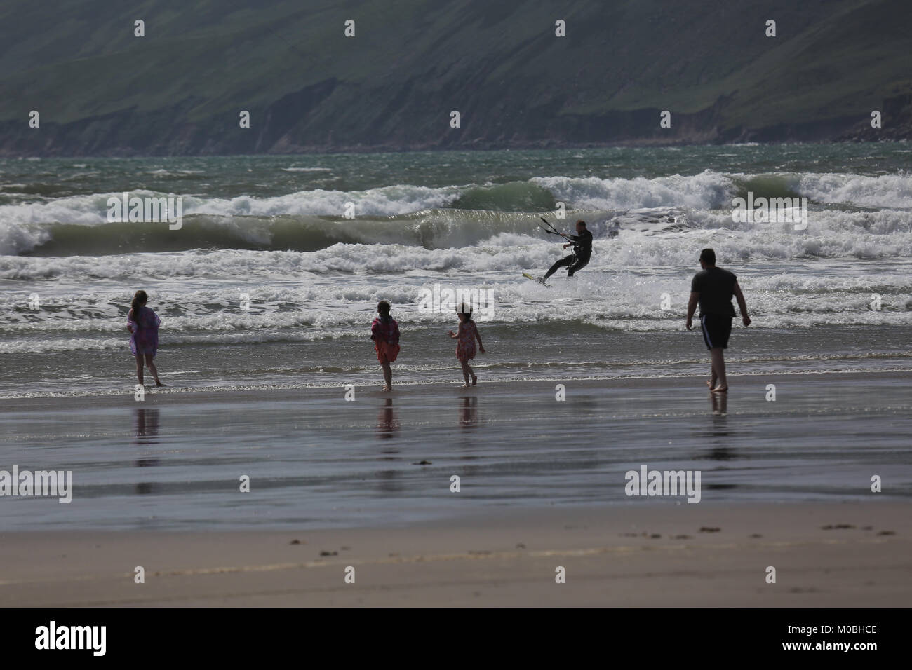E per il divertimento di tutta la famiglia e il surf sulla Wild Atlantic modo, Irlanda Foto Stock