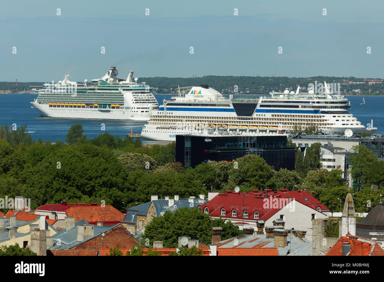 Tallinn, Estonia - 10 Giugno 2017: Crociera ormeggiate e uscire dal porto. La Città Vecchia è una delle città medievali meglio conservate in Europa e in Foto Stock