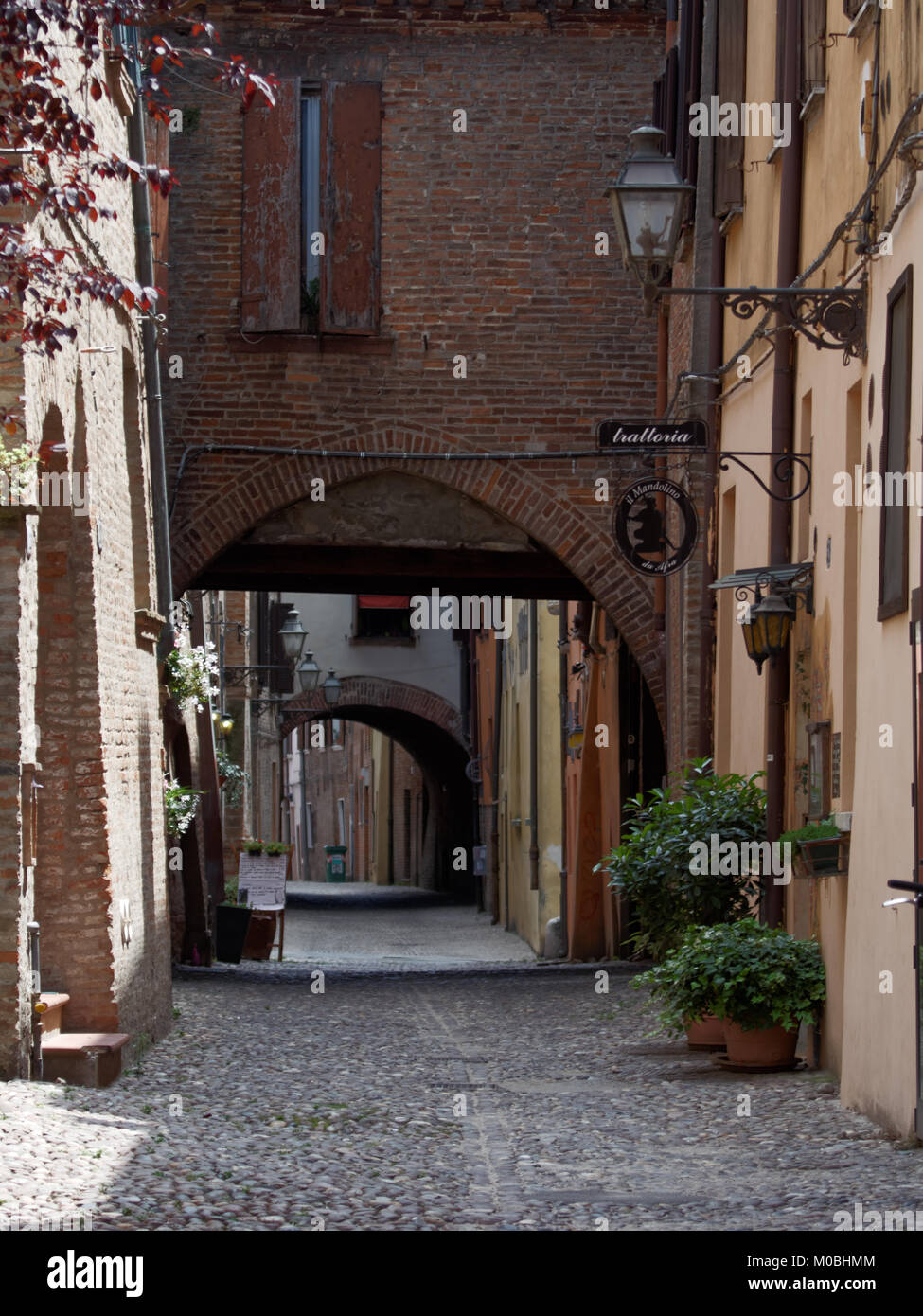 Ferrara, Italia - 17 Giugno 2017: Via delle Volte Street nella città vecchia. La parte storica della città è elencato come patrimonio mondiale UNESCO Foto Stock