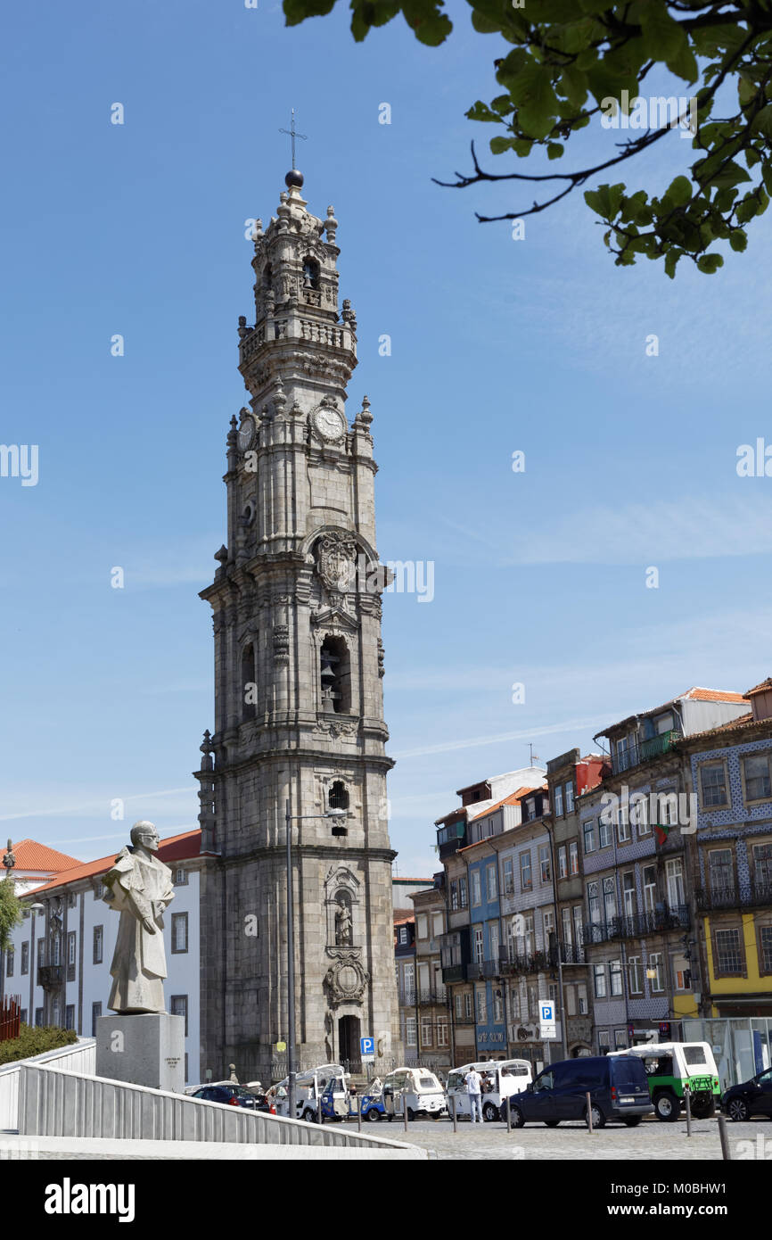 Porto, Portogallo - 08 Maggio, 2017: persone presso la torre campanaria della chiesa Clerigos. La chiesa fu costruita in 1732-1750s dall'architetto italiano Nicolau Nasoni Foto Stock