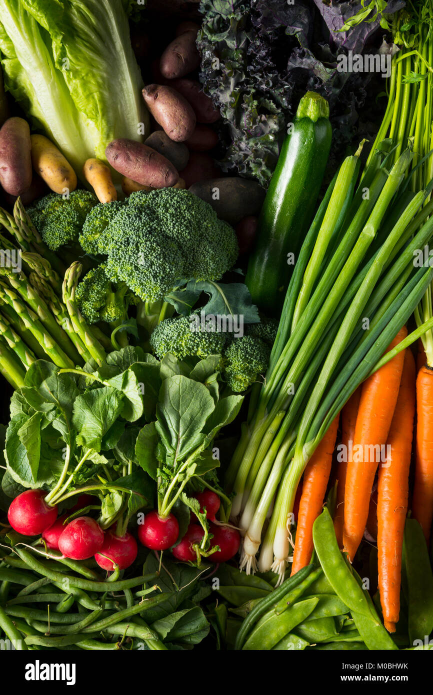 Materie organiche gli agricoltori a molla casella di mercato con asparagi broccoli Cavoli rapa Snow i piselli e le cipolle verdi Foto Stock