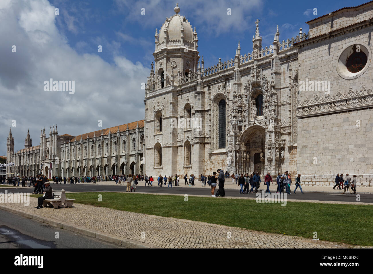 Lisbona, Portogallo - 11 Maggio 2017: Gente di fronte il Monastero di Jeronimos. Dal 1983 il monastero è elencato come patrimonio mondiale dell UNESCO Foto Stock