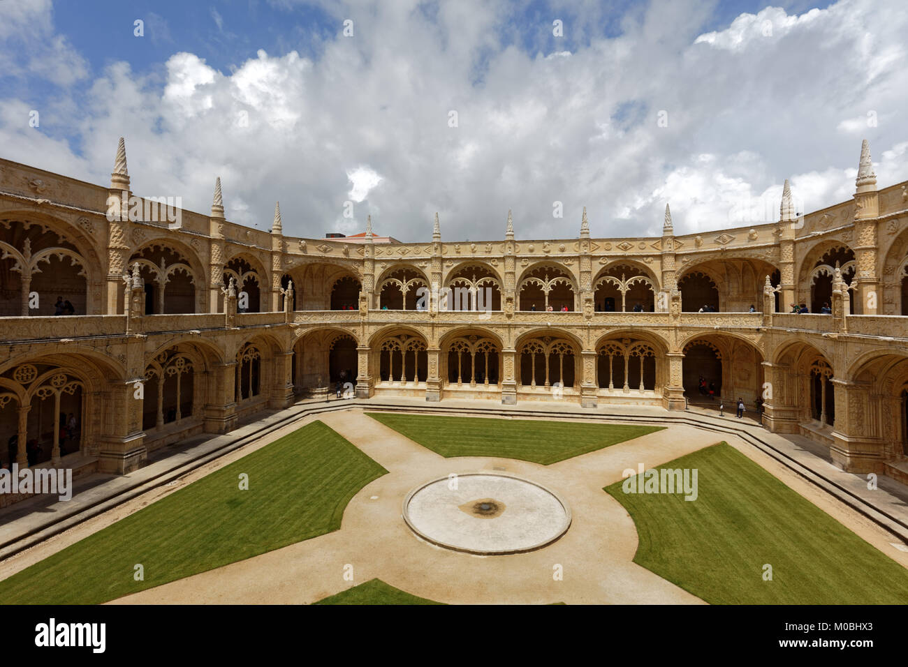 Lisbona, Portogallo - 11 Maggio 2017: Persone nel chiostro del Monastero di San Geronimo. Dal 1983 il monastero è elencato come patrimonio mondiale dell UNESCO Foto Stock