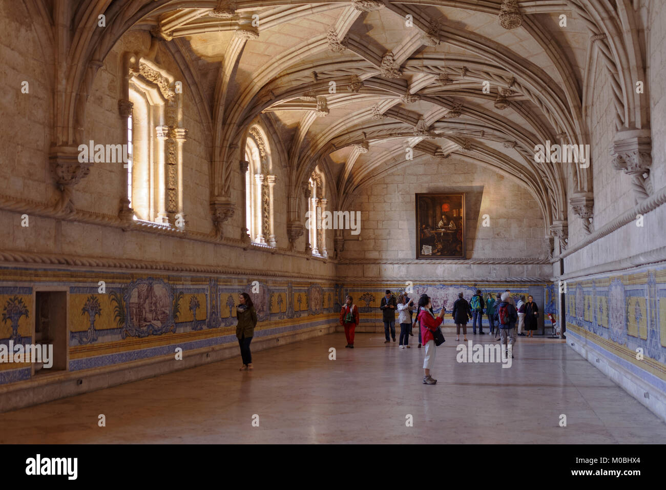 Lisbona, Portogallo - 11 Maggio 2017: la gente nel refettorio del monastero di San Geronimo. Dal 1983 il monastero è elencato come patrimonio mondiale dell UNESCO Foto Stock