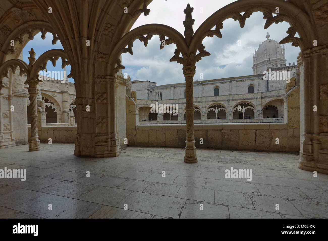 Lisbona, Portogallo - 11 Maggio 2017: Persone nel chiostro del Monastero di San Geronimo. Dal 1983 il monastero è elencato come patrimonio mondiale dell UNESCO Foto Stock