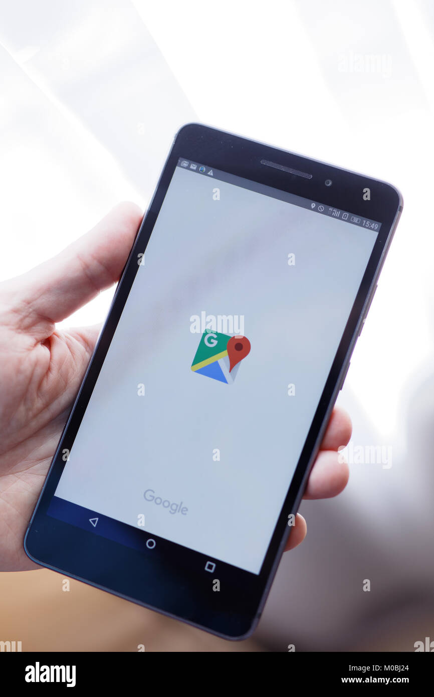 San Pietroburgo, Russia - 19 Aprile 2017: l'uomo azienda smartphone con apertura applicazione Google Maps. Rilasciato per la prima volta nel 2008, ora le mappe di Google App Foto Stock