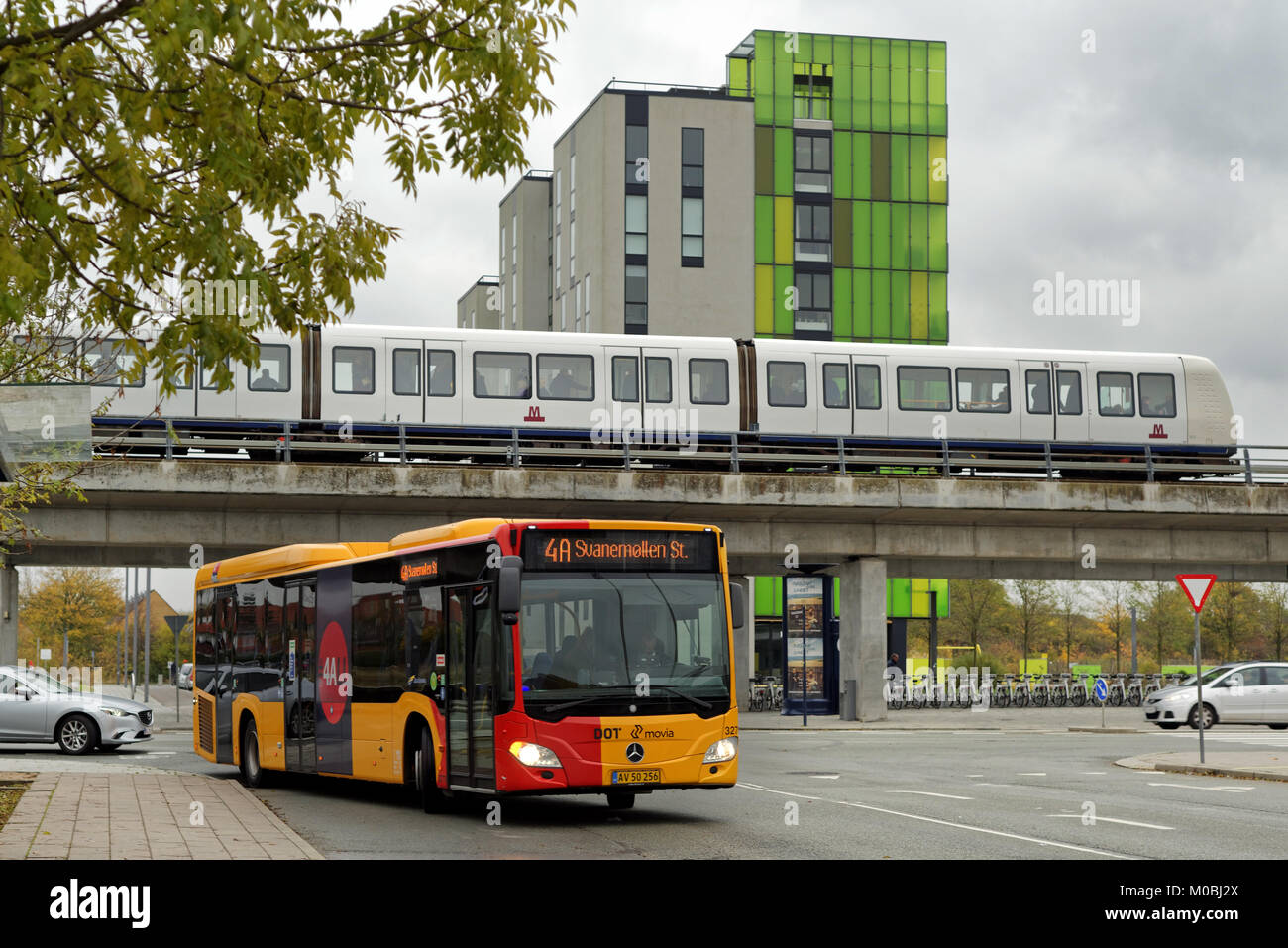 Copenhagen, Danimarca - 5 Novembre 2016: autobus e metro treno nel giubbotto di Amager distretto. Il trasporto pubblico a Copenaghen è molto affidabile, Foto Stock