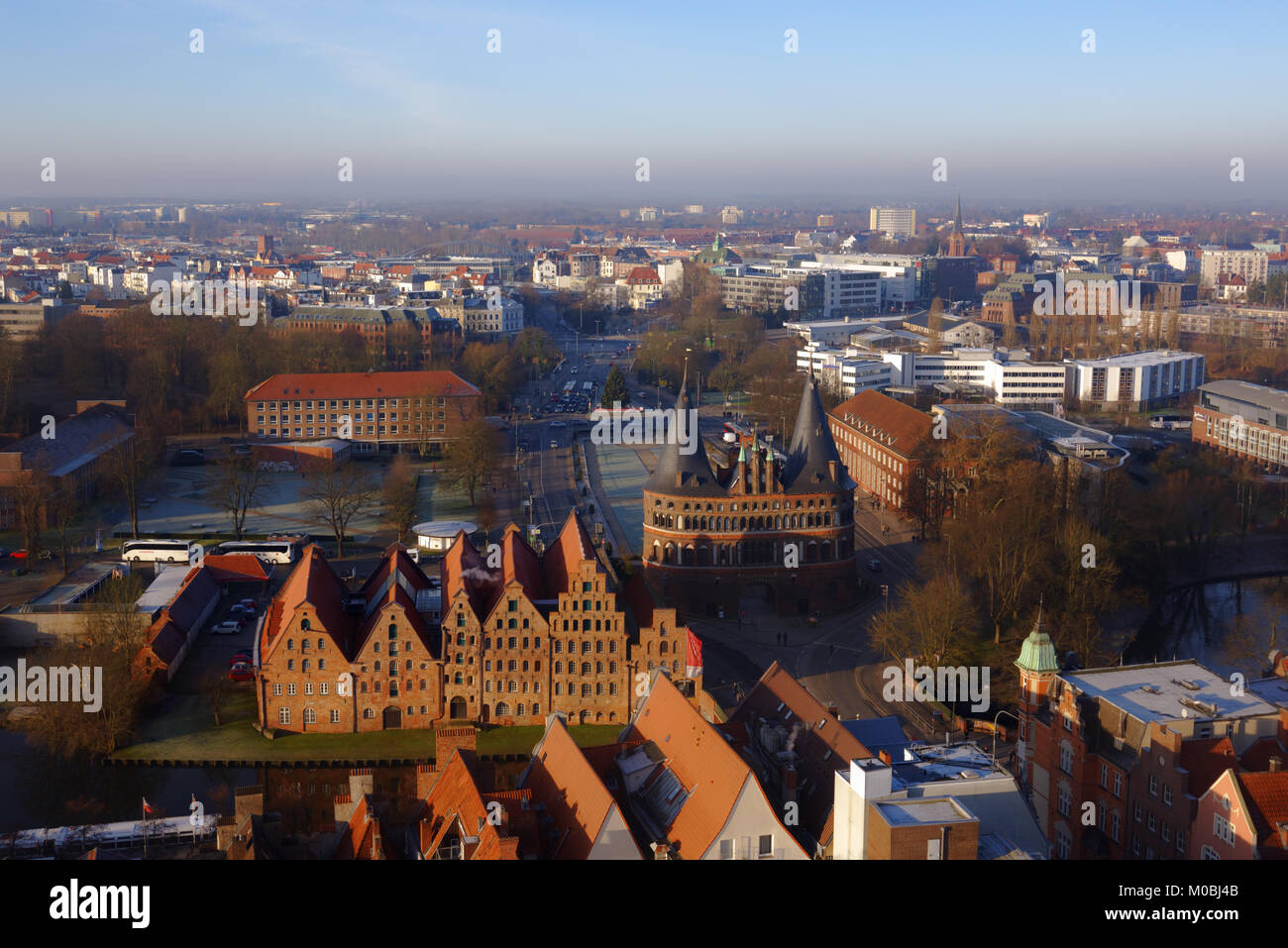 Lubecca, Germania - 30 dicembre 2016: Cityscape visto dalla torre di San Pietro Chiesa. A causa della sua vasta mattone architettura gotica, la città Foto Stock