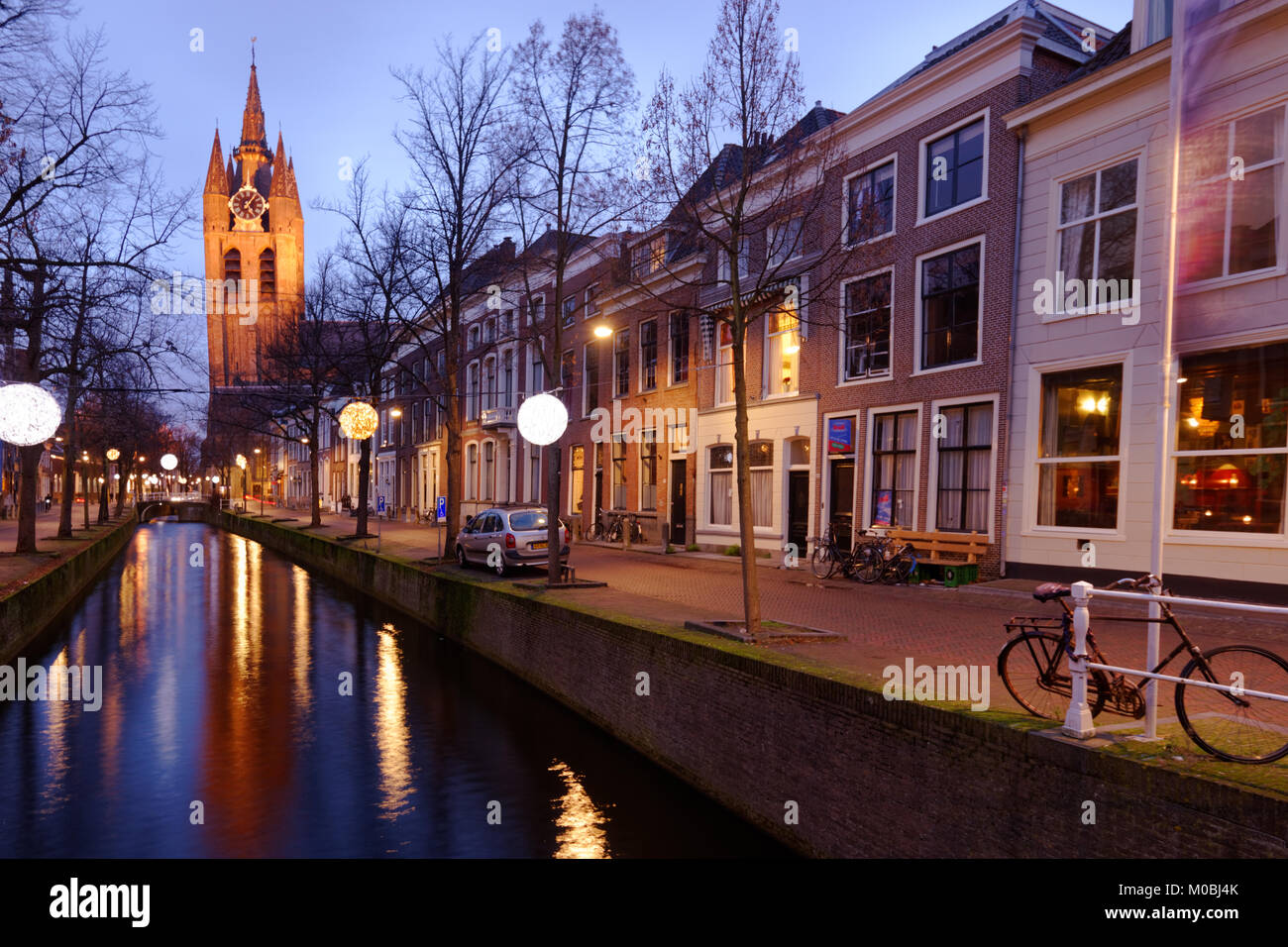 Delft, Paesi Bassi - 3 Gennaio 2017: Uno dei canali e Oude Kerk, la vecchia chiesa in serata. Fondata nel XIII secolo, questa chiesa gotica ha un 75-metro-h Foto Stock
