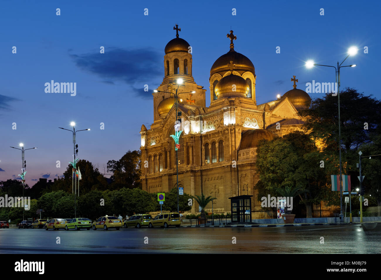 Varna, Bulgaria - 30 agosto 2016: vista notturna alla Dormizione della Madre di Dio Cattedrale. Aperto nel 1886, è il secondo più grande cathe ortodosso Foto Stock