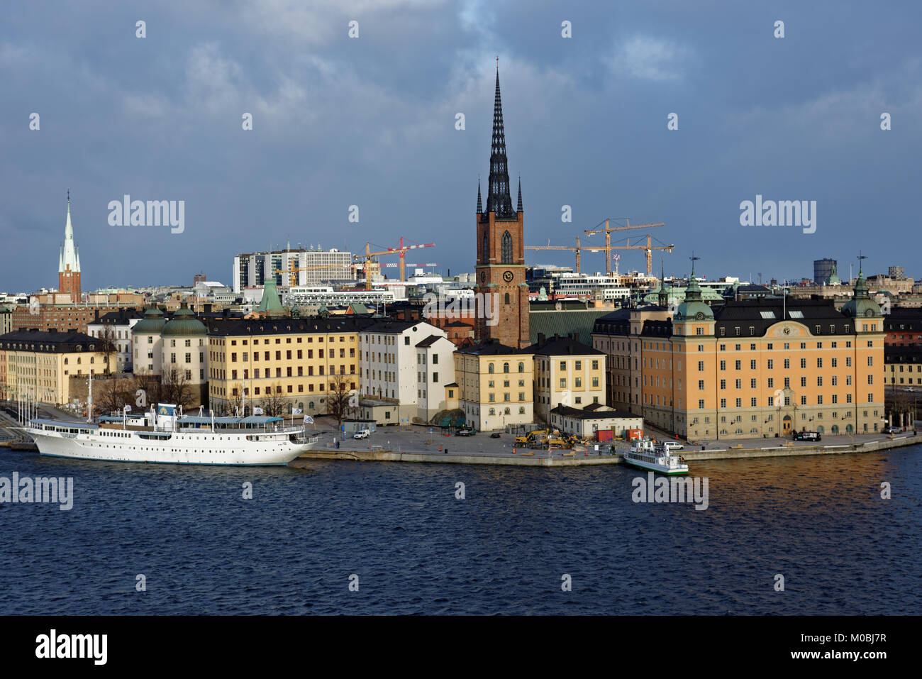 Stoccolma, Svezia - 27 Novembre 2016: Vista di Riddarholmen e Gamla Stan in una giornata autunnale. Gamla Stan, la Città Vecchia, è una delle più grandi e migliori Foto Stock