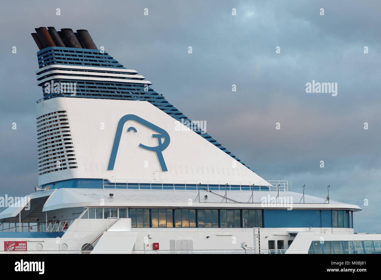 Helsinki, Finlandia - 26 Novembre 2016: il Logo di Tallink Silja Line sul camino della nave da crociera sinfonia. Nel 2015, Tallink Silja Line portato almo Foto Stock