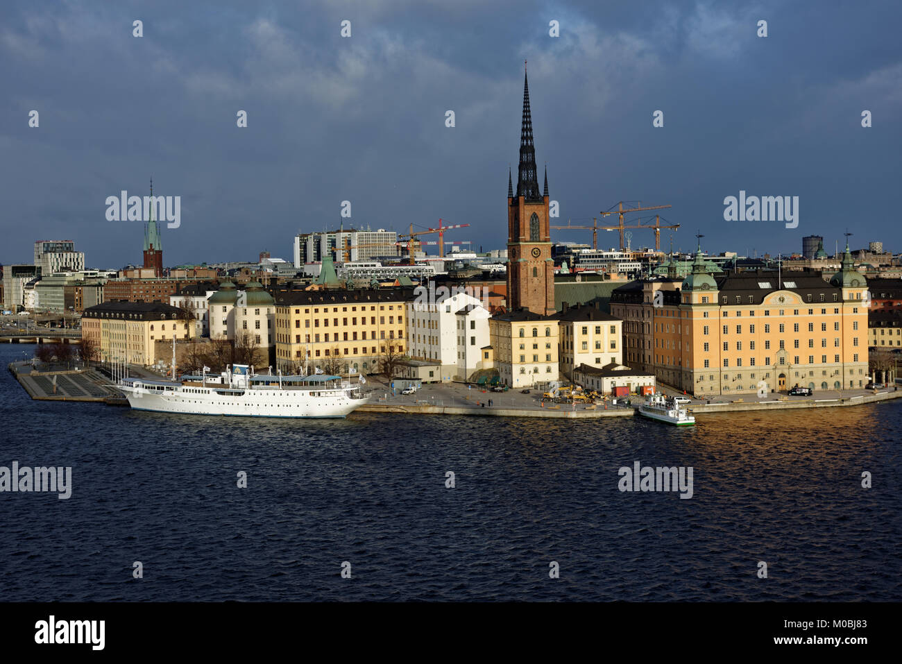 Stoccolma, Svezia - 27 Novembre 2016: Vista di Riddarholmen e Gamla Stan in una giornata autunnale. Gamla Stan, la Città Vecchia, è una delle più grandi e migliori Foto Stock