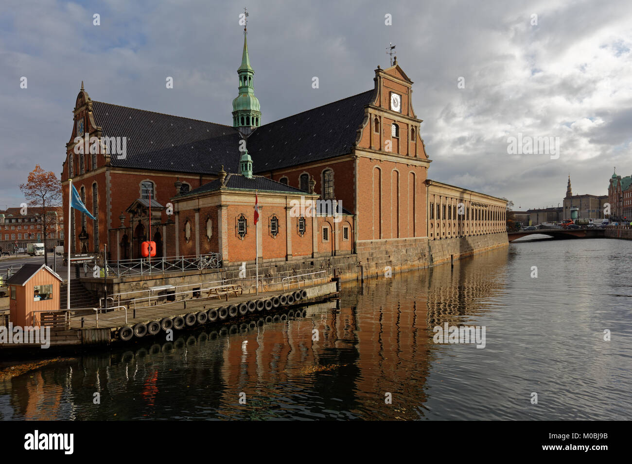 Copenhagen, Danimarca - 7 Novembre 2016: Chiesa di Holmen in una giornata autunnale. Costruito come una fucina di ancoraggio nel 1563, è convertito in chiesa nel 1619 e ospitato Foto Stock