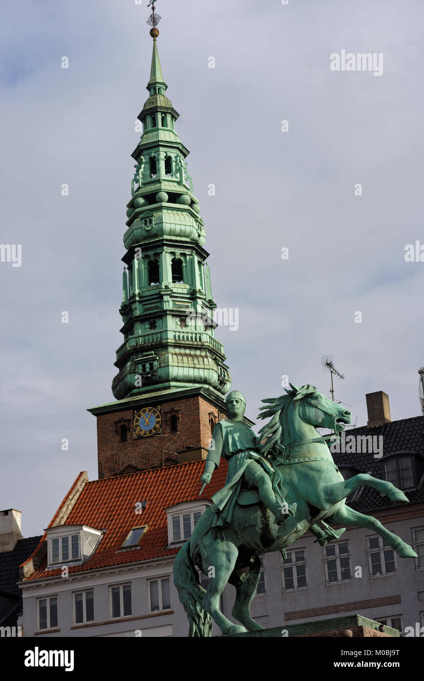 Copenhagen, Danimarca - 7 Novembre 2016: la statua equestre di Absalom contro la torre di San Nikolaj Chiesa. Ha avuto origine nei primi 1200s, questo fronte Foto Stock