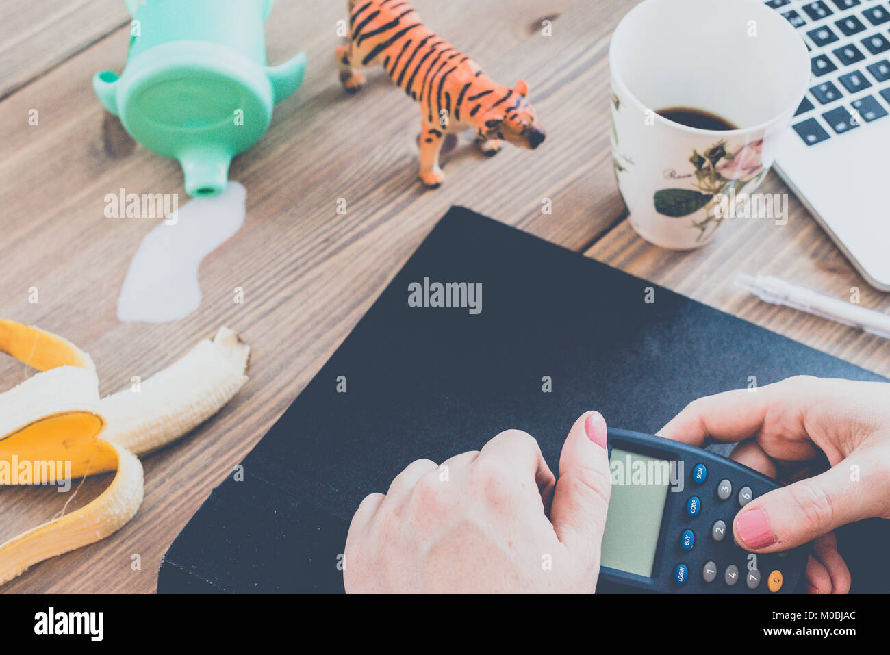 Lavoro a casa mentre si prende cura dei bambini. Foto Stock