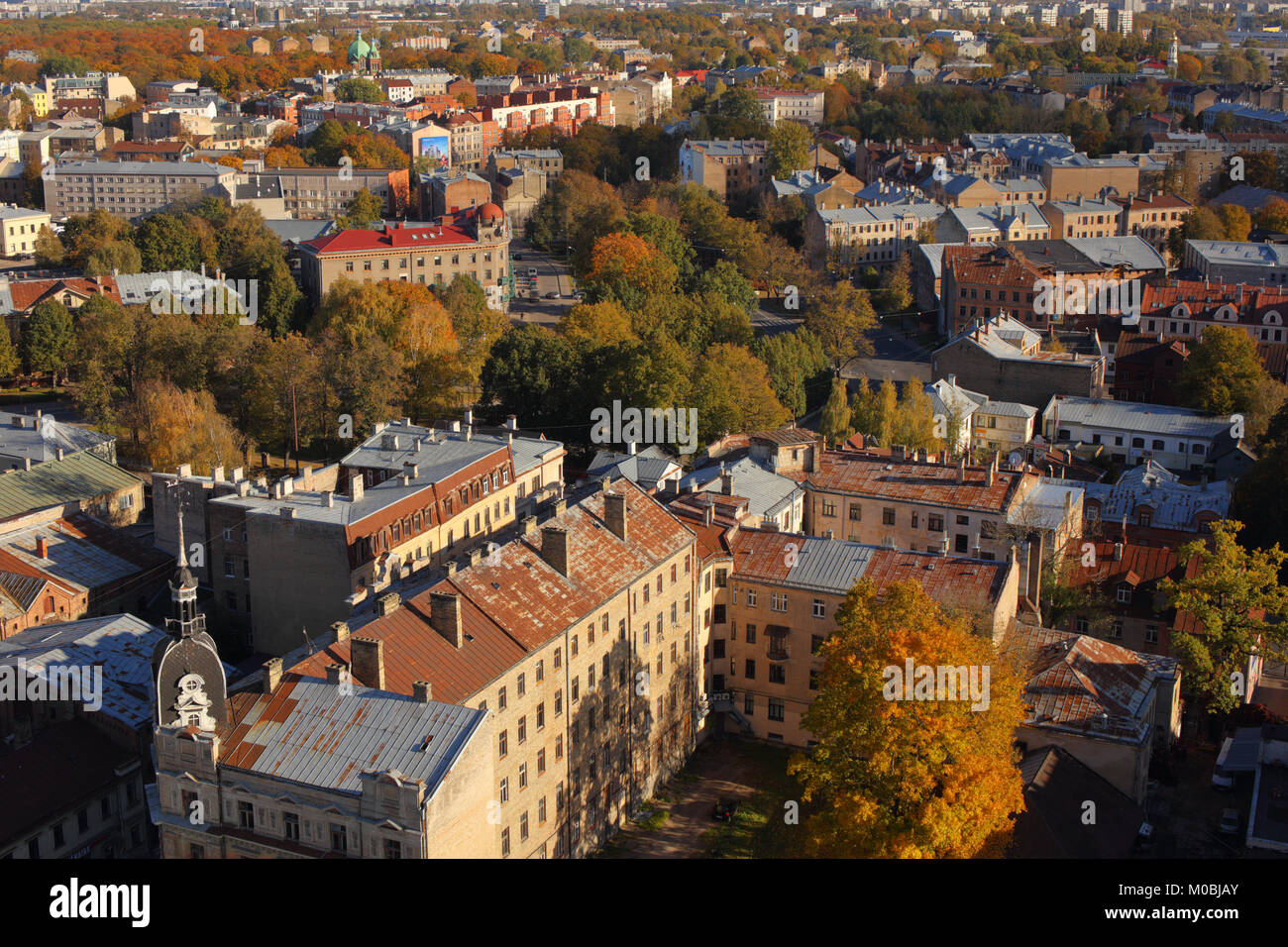 Riga, Lettonia - 16 Ottobre 2016: Veduta aerea della città di Riga. Con 639,630 abitanti (2016), Riga è la città più grande dei paesi baltici un Foto Stock