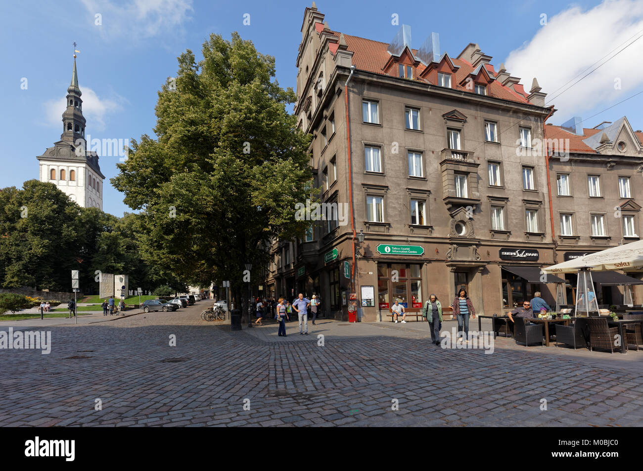 Tallinn, Estonia - 20 agosto 2016: persone presso il centro informazioni turistiche su Kuninga street. La Città Vecchia è una delle meglio conservate di cit medievale Foto Stock
