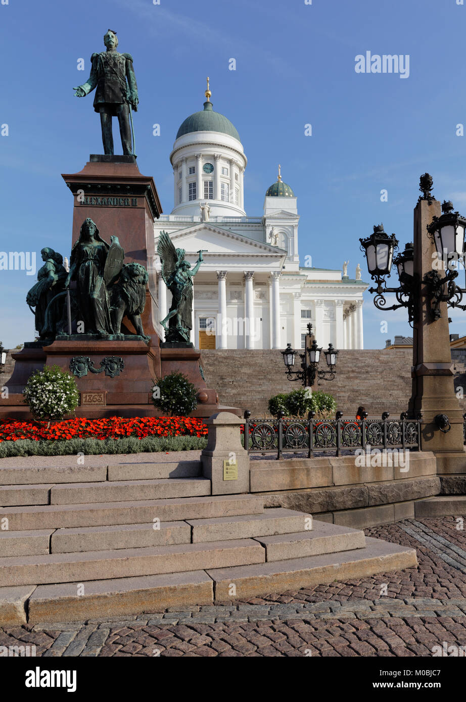 Helsinki, Finlandia - 21 agosto 2016: Statua di imperatore russo Alessandro II sulla piazza del senato contro la Cattedrale di Helsinki. La statua, eretto nel 1894, Foto Stock