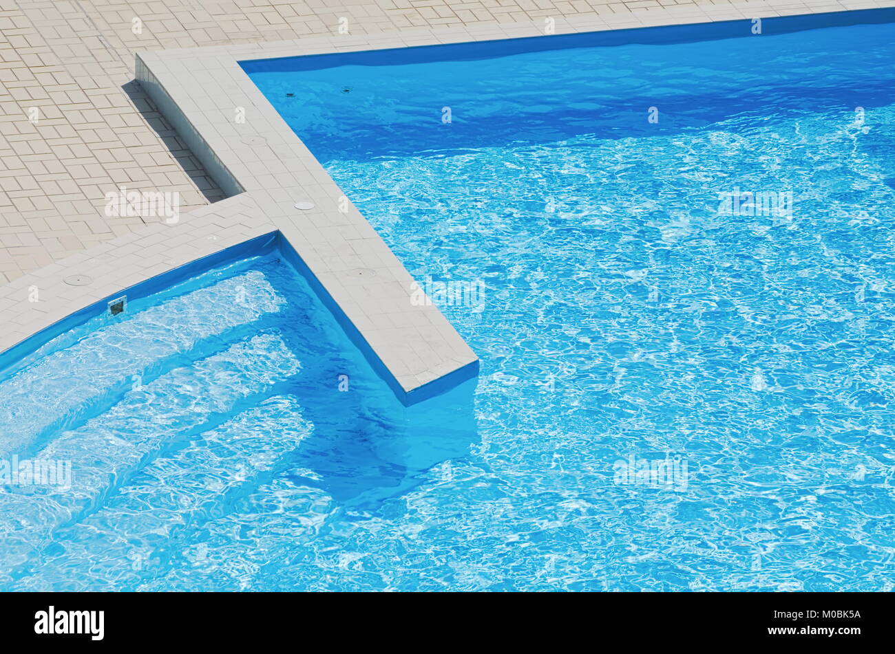 Blu Piscina con passaggi su un giorno di estate Foto Stock