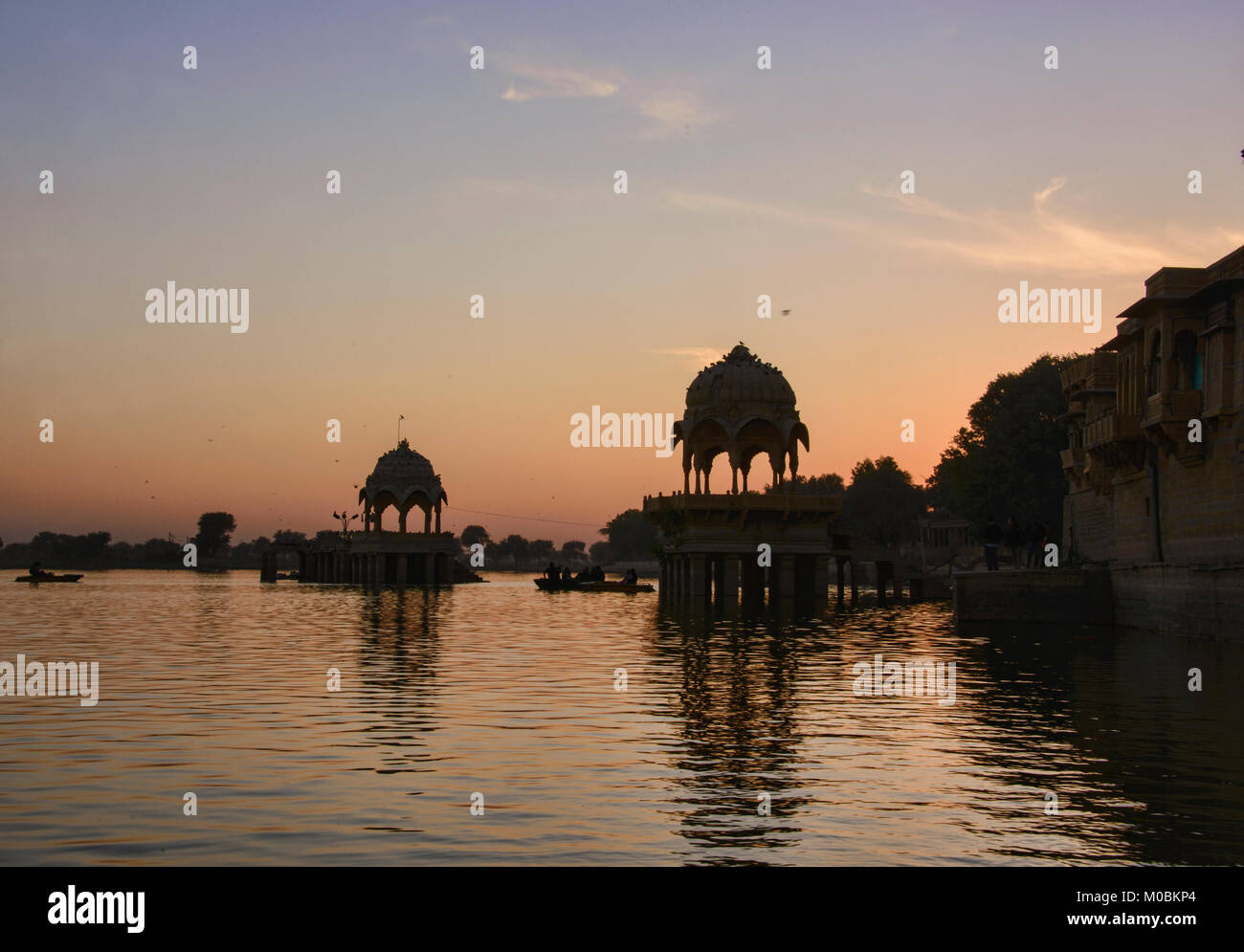 Sunrise a Gadisar Lake, Jaisalmer, Rajasthan, India Foto Stock