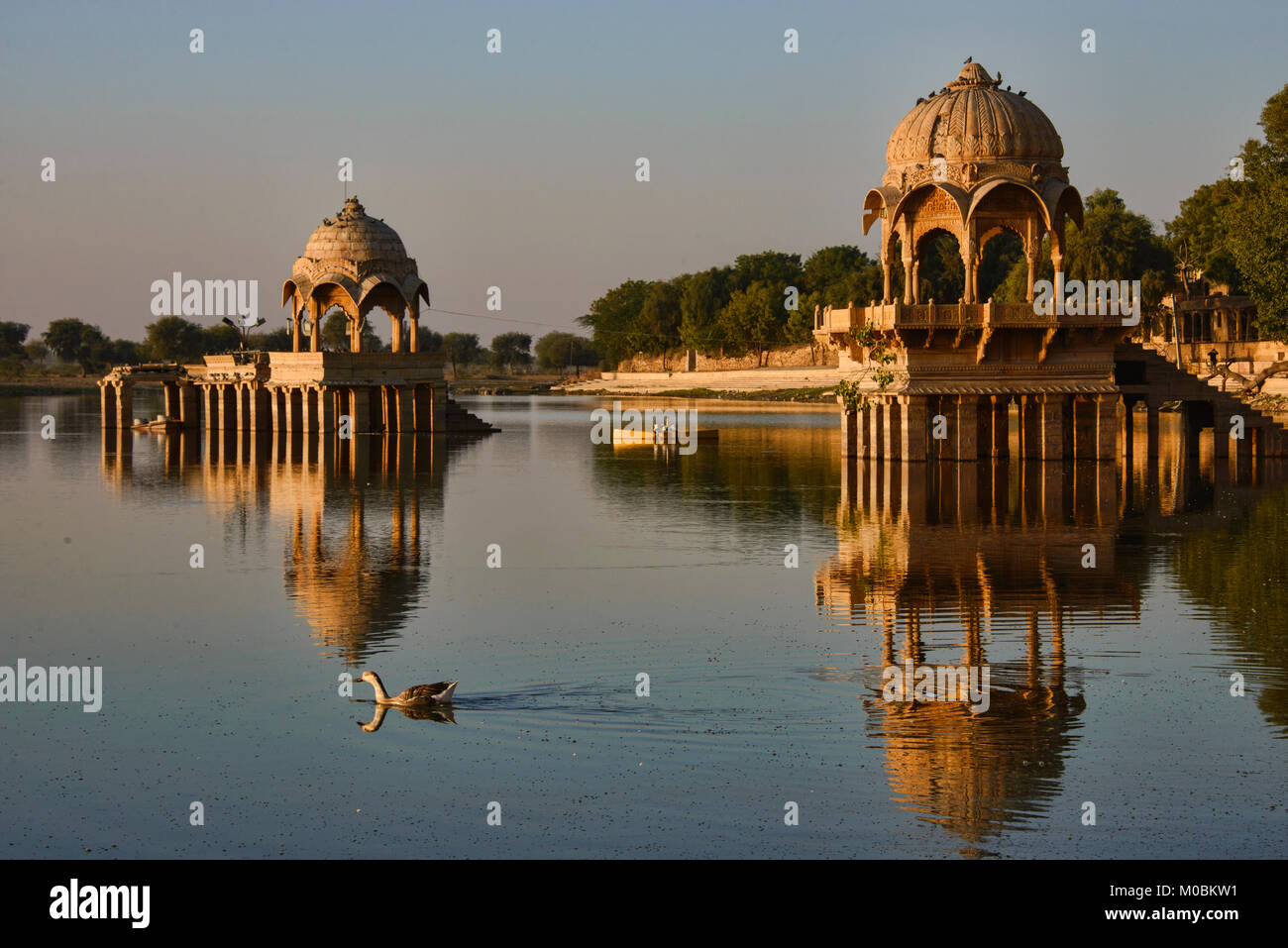 Sunrise a Gadisar Lake, Jaisalmer, Rajasthan, India Foto Stock