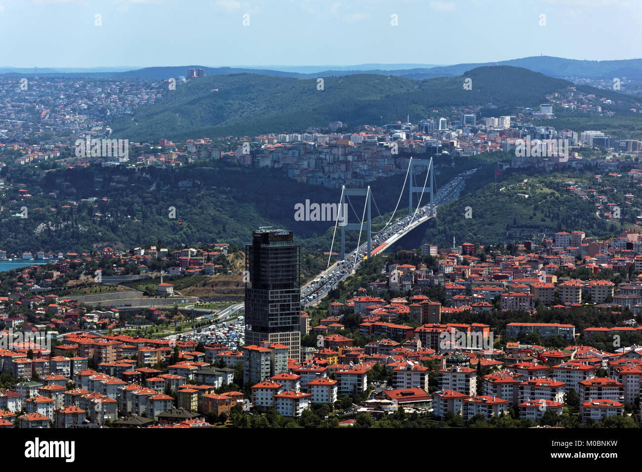 Istanbul, Turchia - 30 Giugno 2012: Cityscape con Le Meridien Istanbul Etiler hotel e Fatih Sultan Mehmet. Completato nel 1988, è stata la seconda Foto Stock