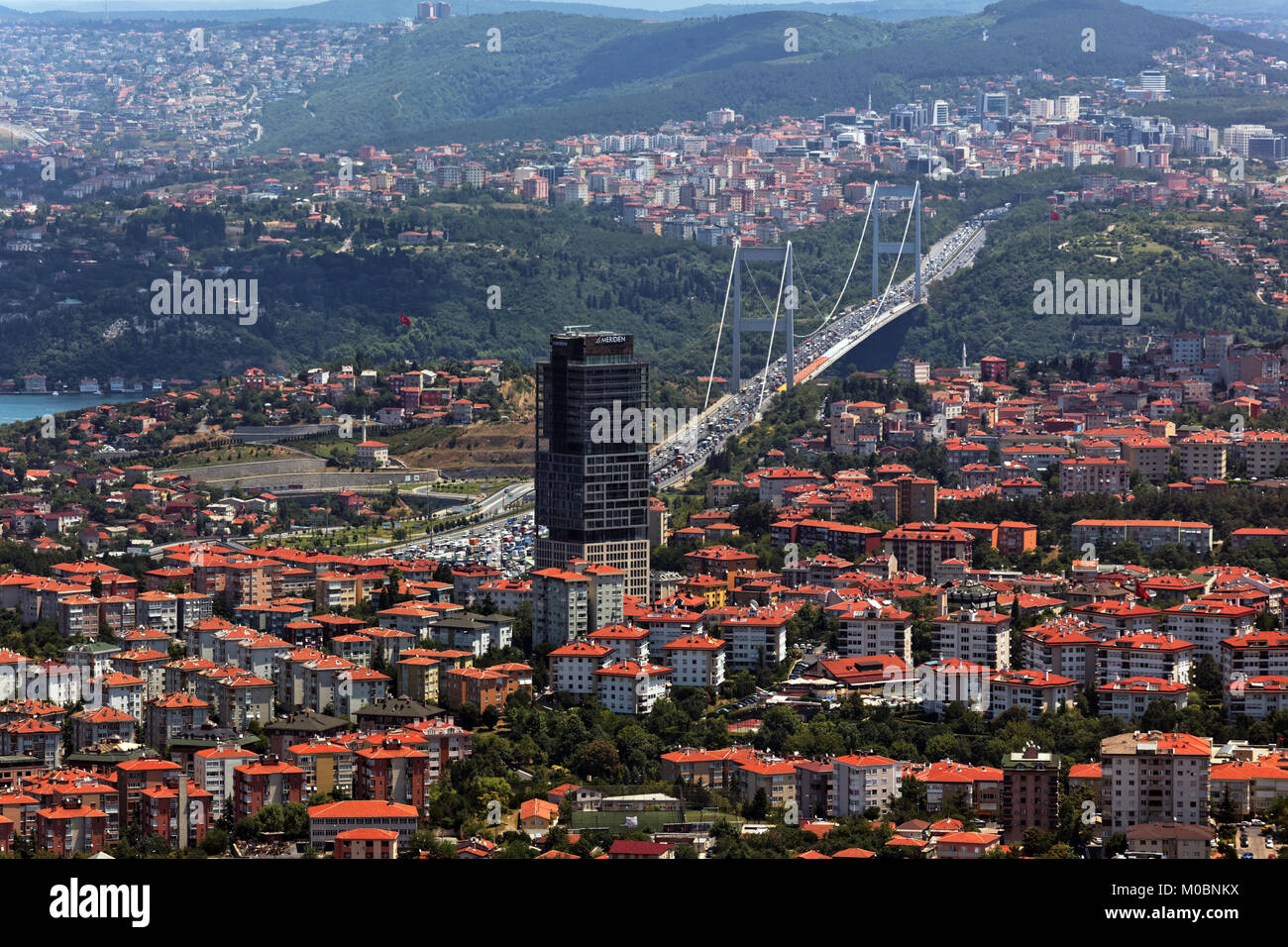 Istanbul, Turchia - 30 Giugno 2012: Cityscape con Le Meridien Istanbul Etiler hotel e Fatih Sultan Mehmet. Completato nel 1988, è stata la seconda Foto Stock