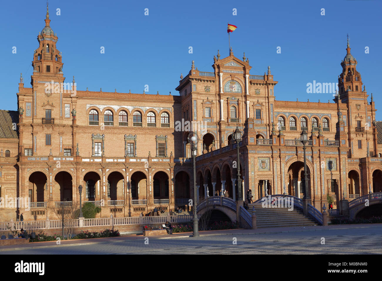 Siviglia, Spagna - 3 Gennaio 2012: la gente camminare e fare foto su Plaza de Espana. Costruito nel 1928, Plaza de Espana è un caratteristico esempio di Ren Foto Stock