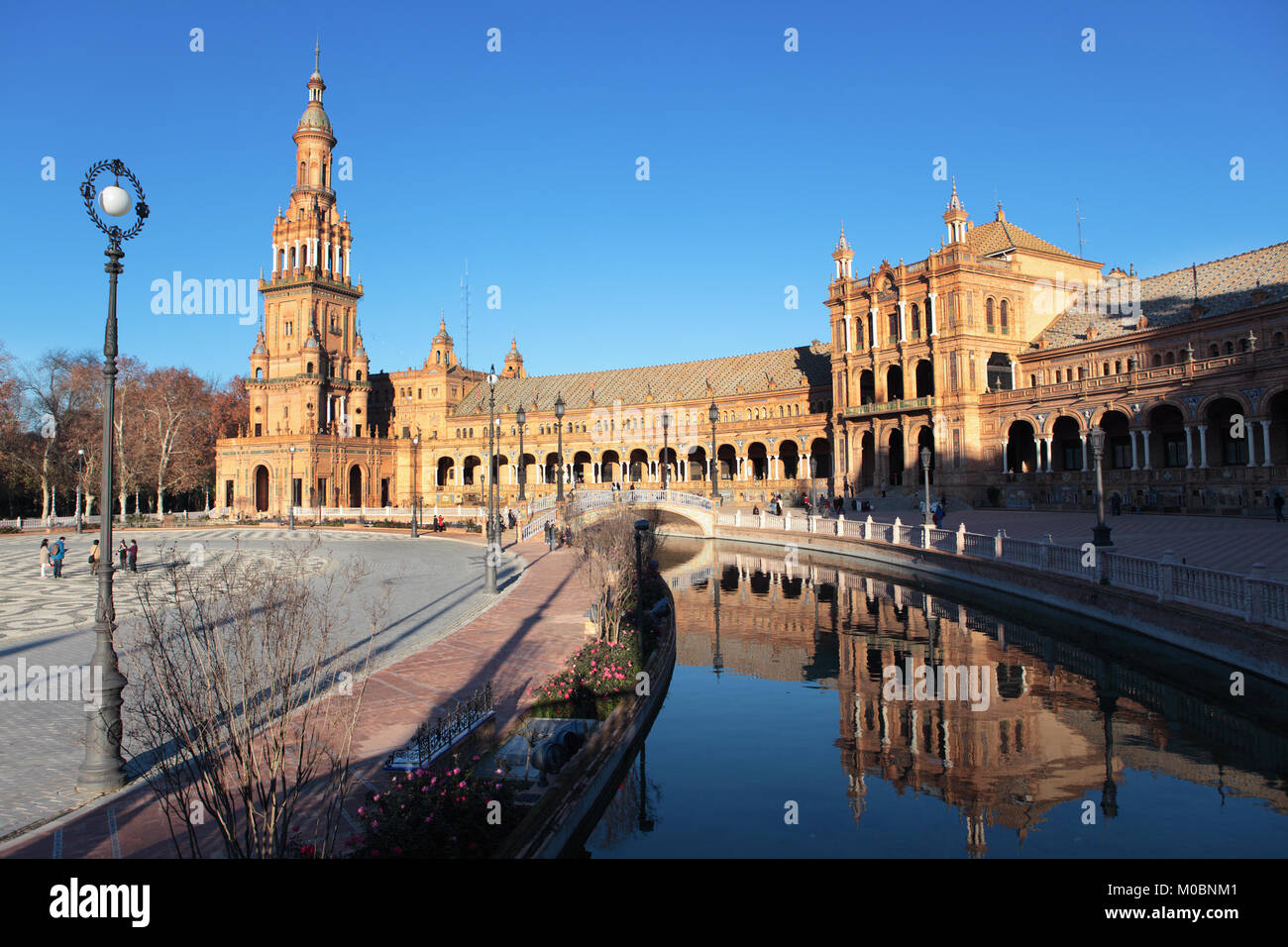 Siviglia, Spagna - 3 Gennaio 2012: la gente camminare e fare foto su Plaza de Espana. Costruito nel 1928, Plaza de Espana è un caratteristico esempio di Ren Foto Stock