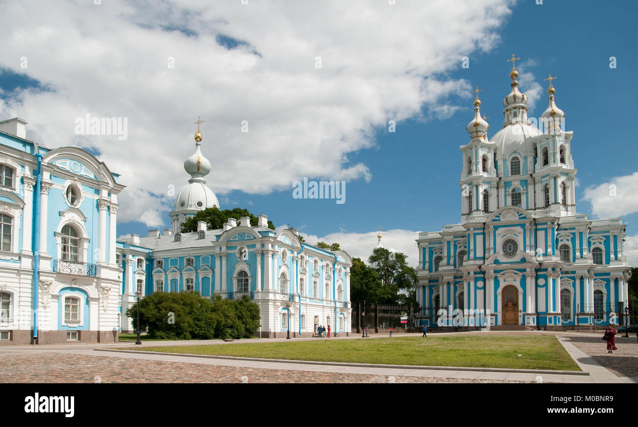 San Pietroburgo, Russia - Luglio 7, 2008: la gente sui rastrelli piazza davanti al Convento Smolny. Il convento della chiesa principale, Smolny Cattedrale fu Foto Stock San Pietroburgo, Russia - Luglio 7, 2008: la gente sui rastrelli piazza davanti al Convento Smolny. Il convento della chiesa principale, Smolny Cattedrale fu Foto Stock
