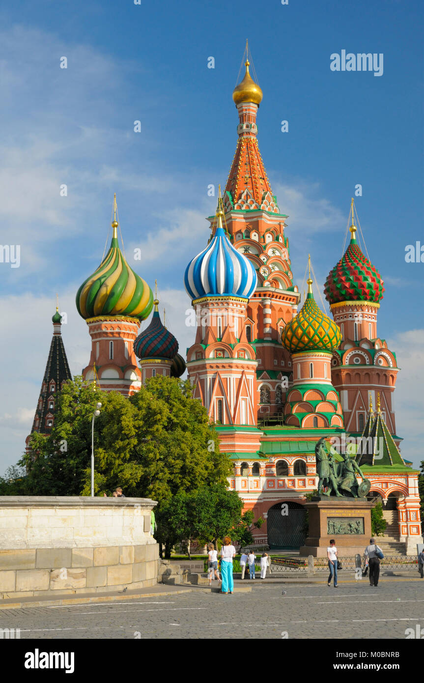Mosca, Russia - Luglio 8, 2008: la gente cammina vicino alla Cattedrale di San Basilio sulla Piazza Rossa. La cattedrale è elencato come patrimonio mondiale dell UNESCO Foto Stock