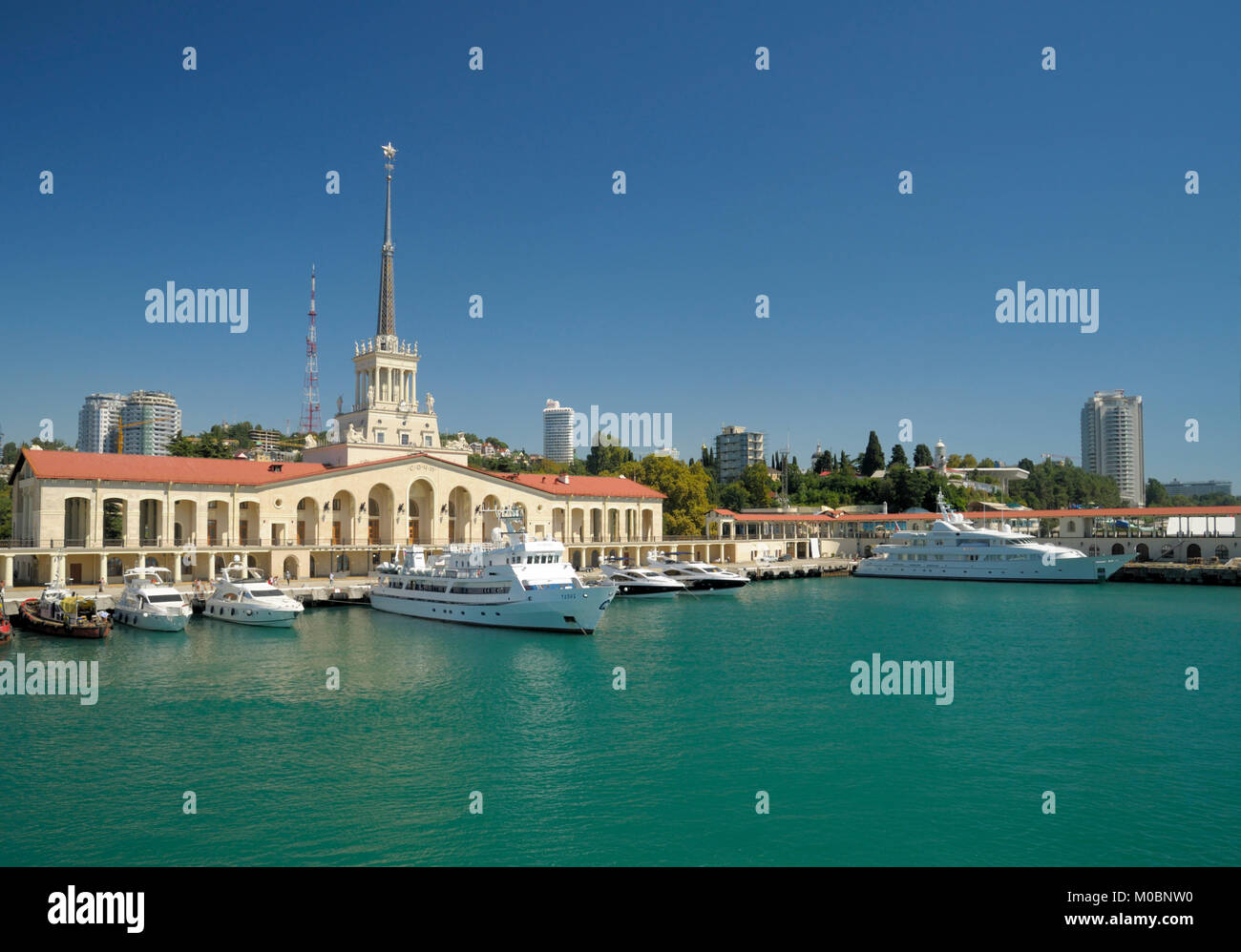 Sochi, Russia - 1 Settembre 2008: yacht e barche ancorate nel porto di Sochi. Terminale passeggeri con 71 m la torre fu eretta nel 1955 Foto Stock